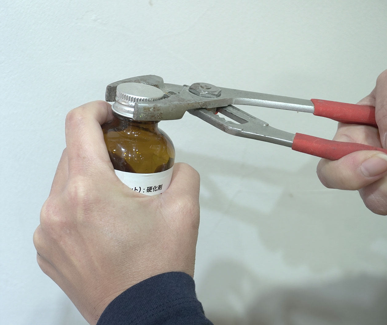ウォーターポンププライヤーで蓋を開ける